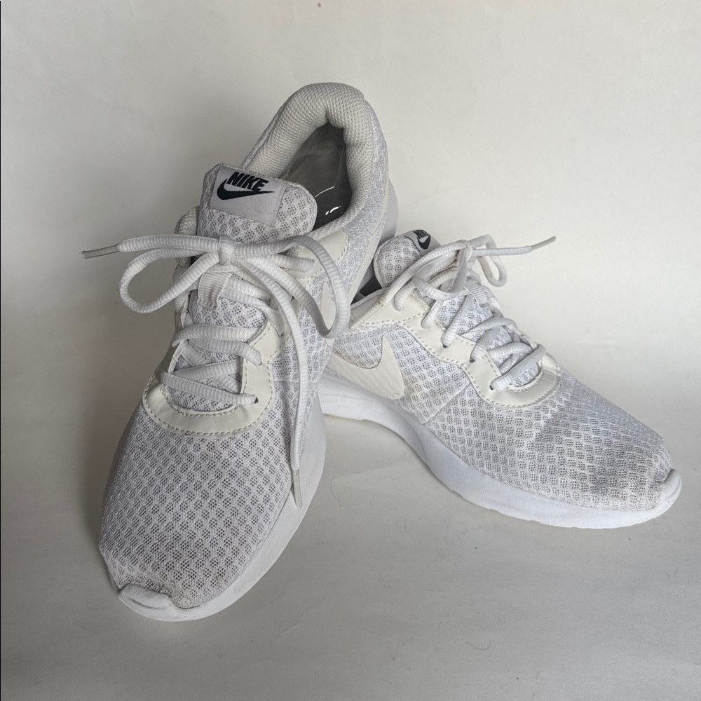 NIKE Tanjun White Running Athletic Sneakers Shoes 8 GUC $75